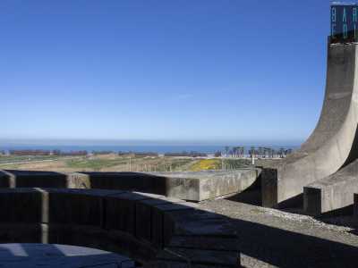 Un vero peccato, considerando l�importanza storica e architettonica di questo Spomenik, che si affaccia senza soluzione di continuit� sul mare Adriatico...